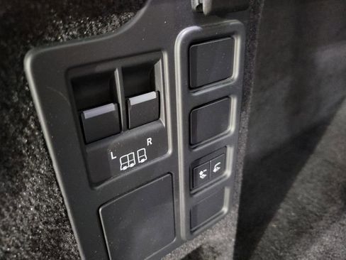 Certified 2024 Land Rover Discovery Dynamic SE image 31