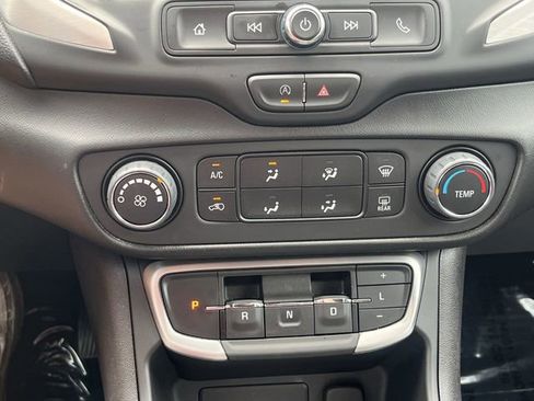 Used 2024 GMC Terrain SLE image 34