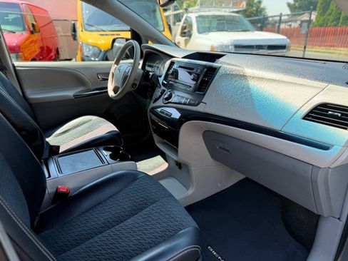 Used 2013 Toyota Sienna SE FWD image 21