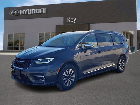 Used 2021 Chrysler Pacifica Limited w/ Uconnect Theater Family Group image 7