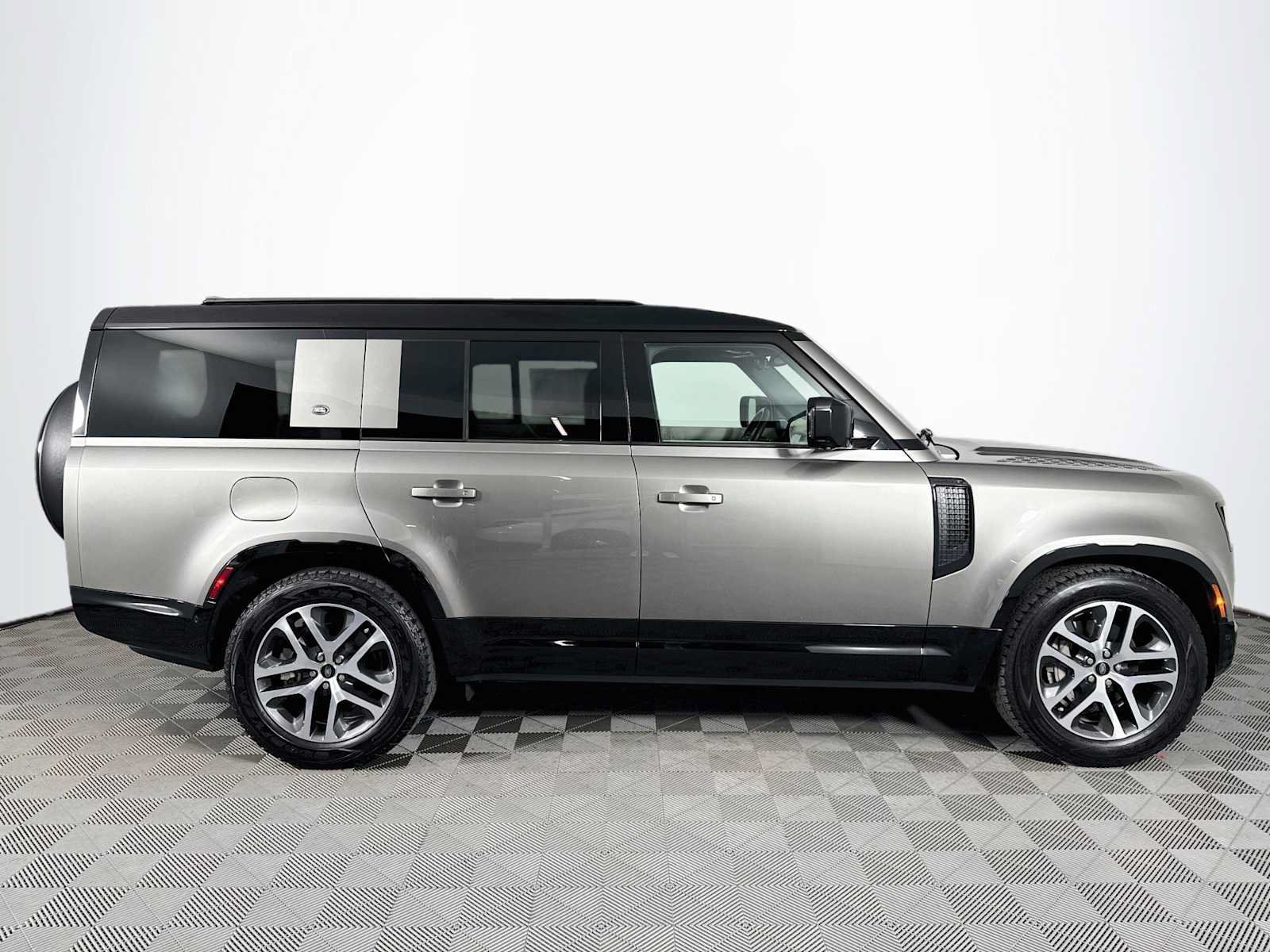 Used 2023 Land Rover Defender 130 X-Dynamic SE AWD/4WD image 4