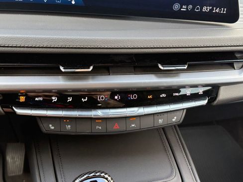 Used 2025 Cadillac XT4 Premium Luxury image 19