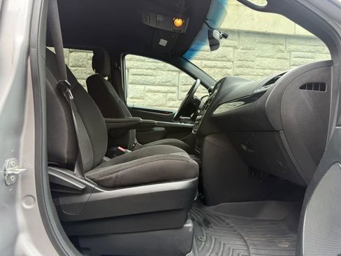 Used 2017 Dodge Grand Caravan SE FWD image 41