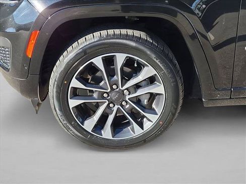 Used 2022 Jeep Grand Cherokee Overland w/ Luxury Tech Group IV AWD/4WD image 14