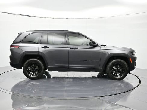 New 2025 Jeep Grand Cherokee Altitude image 4