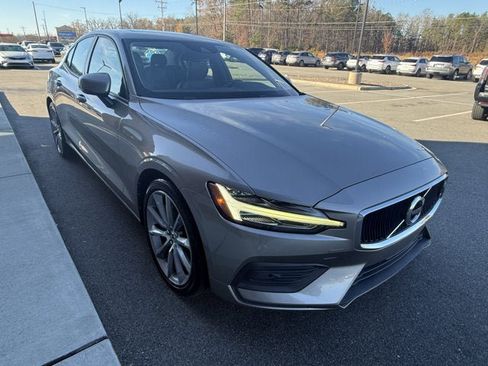 Used 2019 Volvo S60 T5 Momentum w/ Premium Package image 8