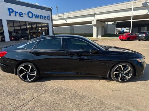 Used 2018 Honda Accord Sport image 2