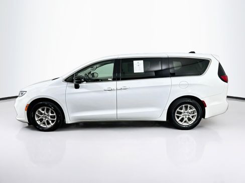 Used 2024 Chrysler Pacifica Touring-L FWD image 4