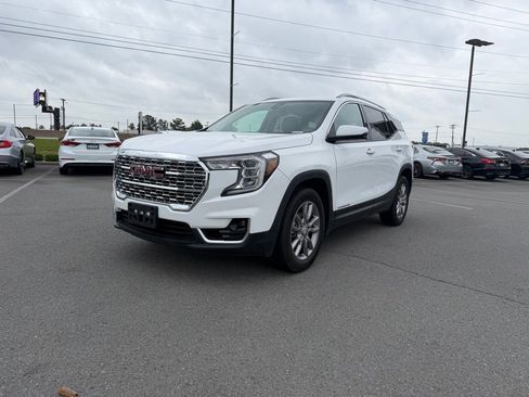 Used 2024 GMC Terrain SLT AWD/4WD image 3