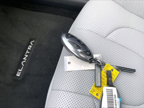 Certified 2025 Hyundai Elantra Limited image 14