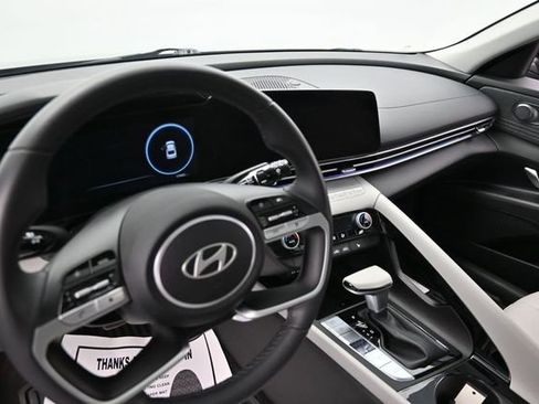 Used 2025 Hyundai Elantra Limited FWD image 23