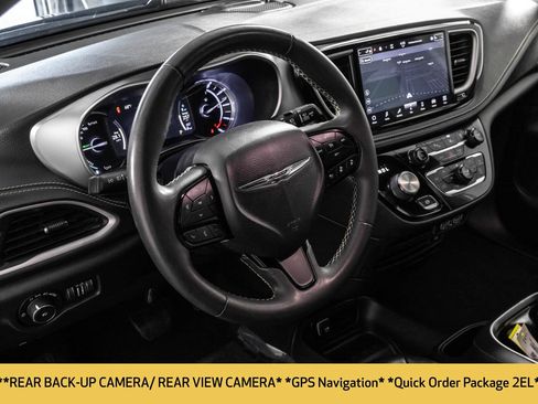 Used 2022 Chrysler Pacifica Touring-L w/ Uconnect Theater Family Group FWD image 5