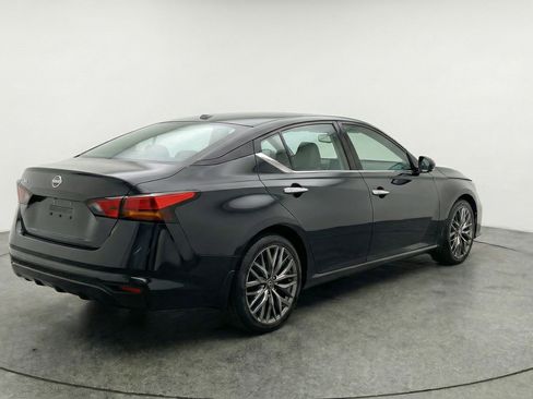 Used 2025 Nissan Altima 2.5 SV image 9