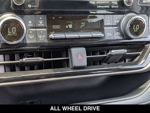 Used 2022 Toyota Highlander XLE AWD/4WD image 23