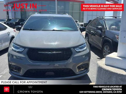 Used 2023 Chrysler Pacifica Limited w/ S Appearance Package AWD/4WD image 3