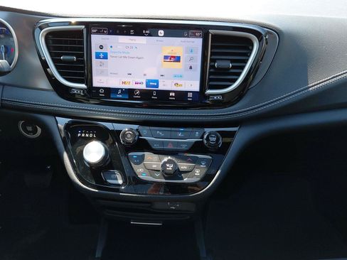 New 2026 Chrysler Pacifica Select AWD/4WD image 2