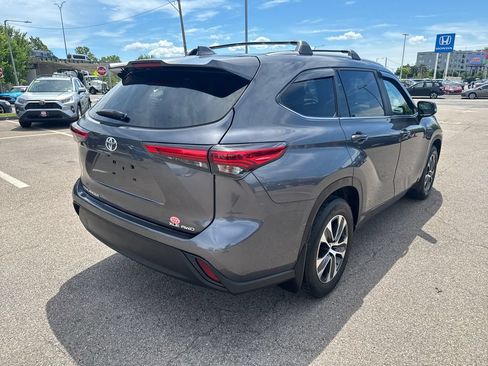Used 2023 Toyota Highlander XLE AWD/4WD image 9