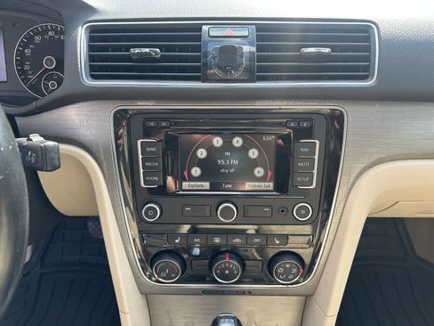 Used 2014 Volkswagen Passat TDI SE image 15