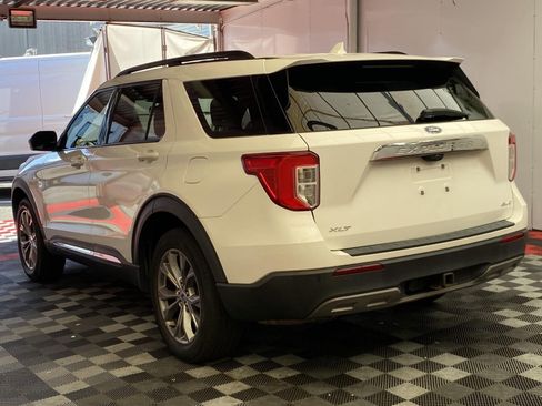 Used 2022 Ford Explorer XLT w/ Equipment Group 202A AWD/4WD image 4