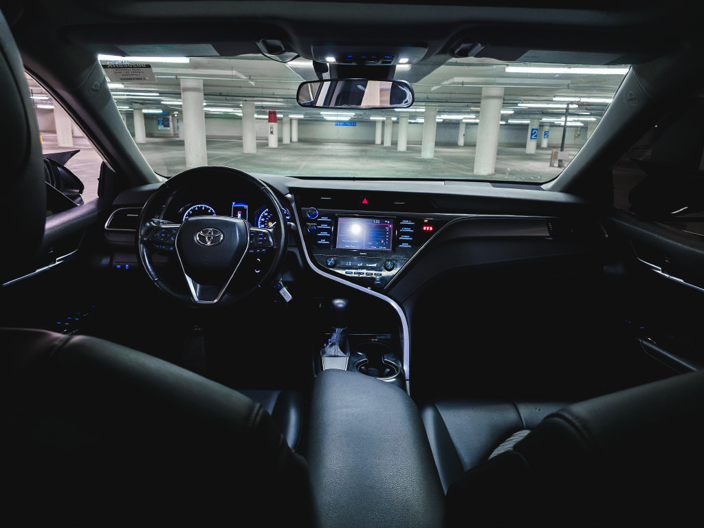 Used 2020 Toyota Camry SE FWD image 3