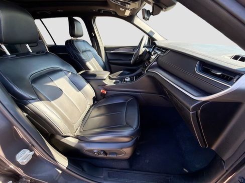 Used 2024 Jeep Grand Cherokee L Limited w/ Luxury Tech Group II image 16