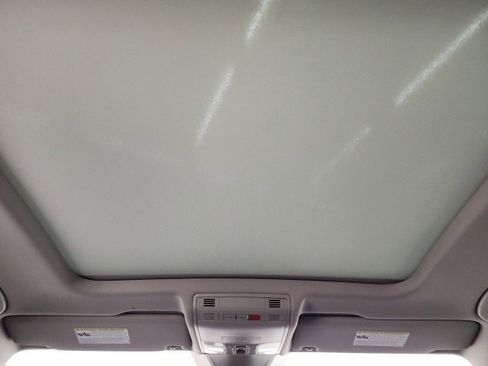 Used 2022 Volkswagen Tiguan SE w/ Panoramic Sunroof Package image 41