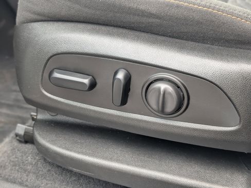 Used 2020 Chevrolet Equinox LT image 32