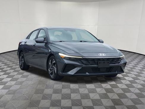 Used 2024 Hyundai Elantra Limited image 2