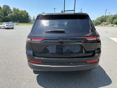 Used 2023 Jeep Grand Cherokee Altitude AWD/4WD image 8