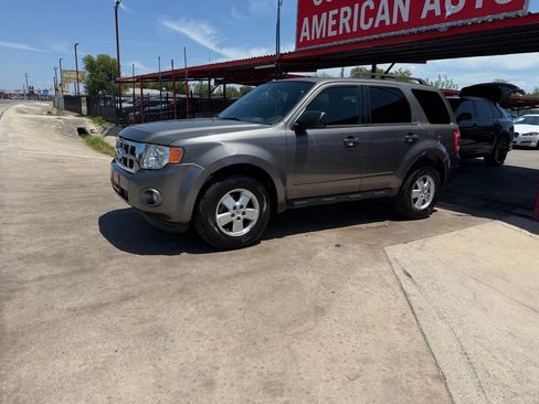 Used 2011 Ford Escape XLT AWD/4WD image 2