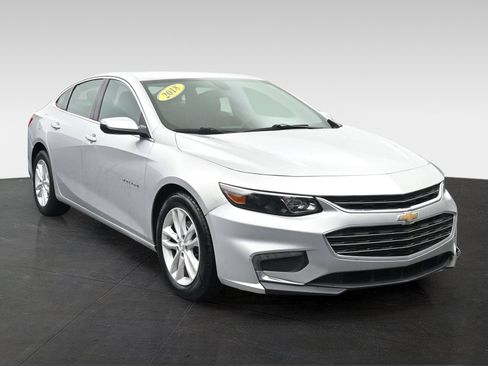 Used 2018 Chevrolet Malibu LT FWD image 2