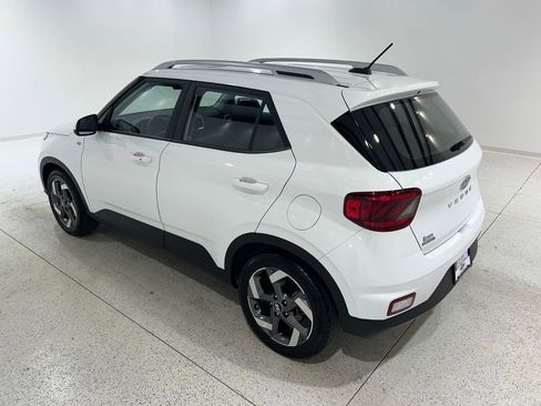 Used 2025 Hyundai Venue SEL FWD image 3