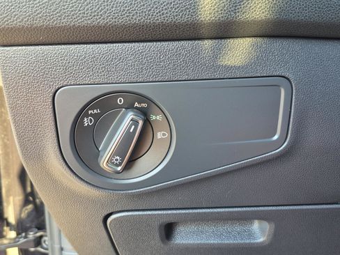 Used 2018 Volkswagen Tiguan SEL AWD/4WD image 30