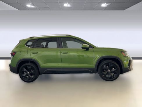 New 2026 Volkswagen Taos SE image 8