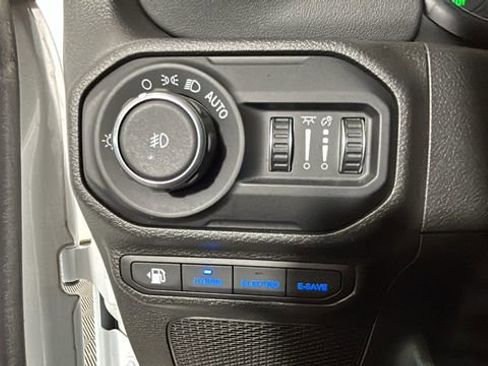 Used 2022 Jeep Wrangler Unlimited Sahara AWD/4WD image 19