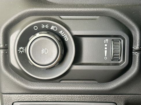 Used 2024 Jeep Wrangler Unlimited Sahara w/ Technology Group AWD/4WD image 16