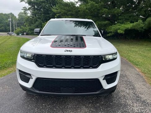 Used 2023 Jeep Grand Cherokee Altitude AWD/4WD image 8