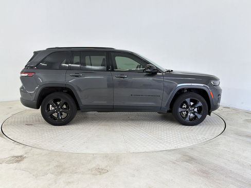 Used 2023 Jeep Grand Cherokee Altitude AWD/4WD image 8