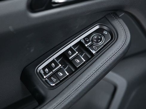Certified 2025 Porsche Macan image 18