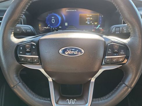 Used 2022 Ford Explorer King Ranch w/ Premium Technology Package image 11
