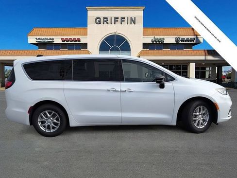 New 2026 Chrysler Pacifica Select FWD image 3