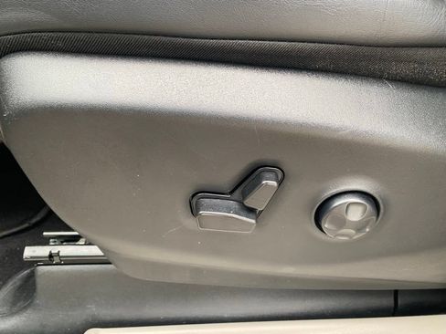 Used 2023 Chrysler Pacifica Touring-L FWD image 11