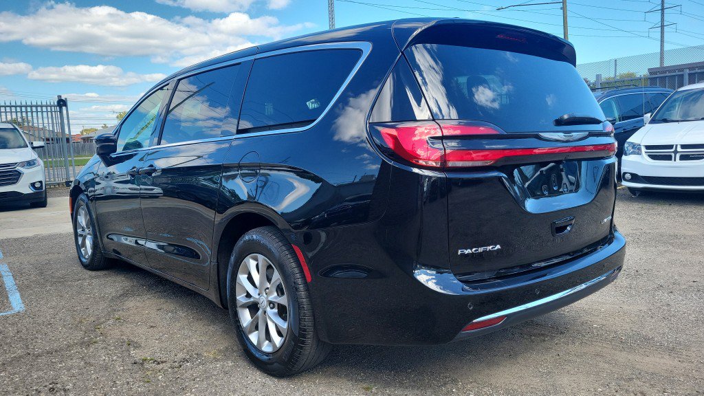 Used 2026 Chrysler Pacifica Limited FWD image 7