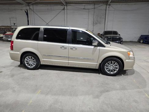 Used 2016 Chrysler Town & Country Touring-L image 15