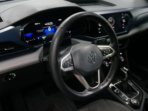 Certified 2024 Volkswagen Taos SE image 9