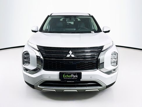 Used 2024 Mitsubishi Outlander SE image 2