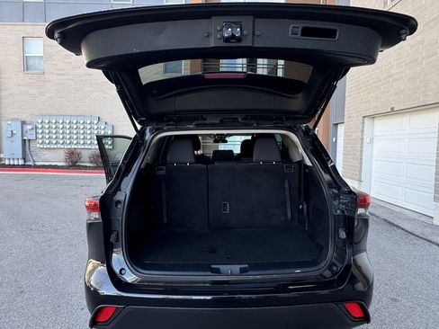 Used 2020 Toyota Highlander L image 26