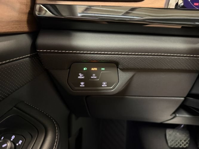 Used 2025 Volkswagen Atlas SE FWD image 19