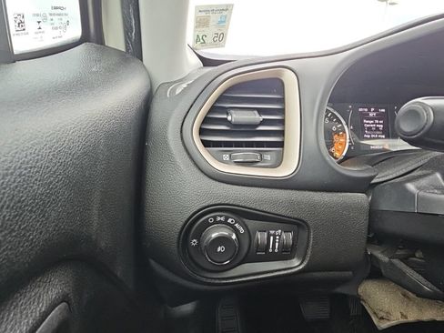 Used 2016 Jeep Renegade 75th Anniversary FWD image 32