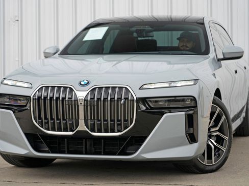 Used 2023 BMW i7 xDrive60 w/ Executive Package 2 image 3